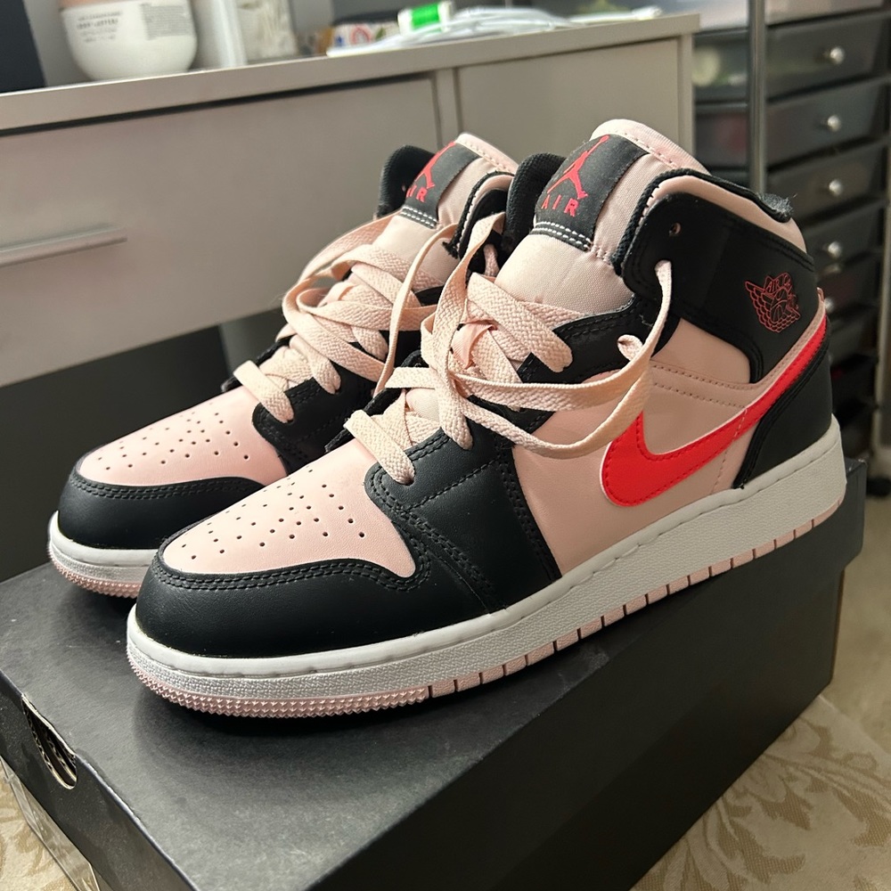 Air Jordan mid